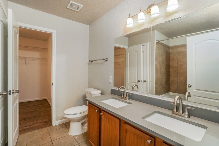 Building Photo - 10319 Royal Estate