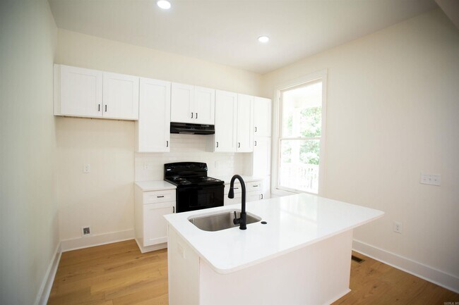 Building Photo - 1704 S Park St