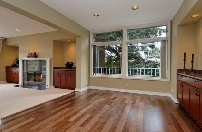 Building Photo - 2bd/2ba Bellevue Condo