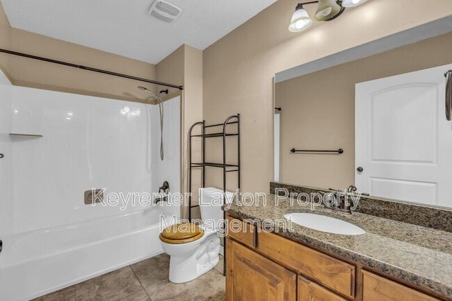 Building Photo - 905 S Main St