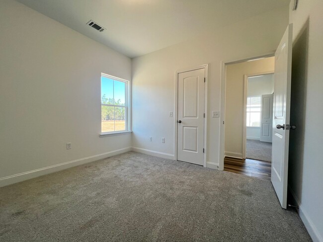 Building Photo - *$500 Rent Credit *Restrictions apply*  (N...