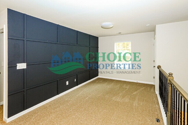 Building Photo - Perfect location in University!