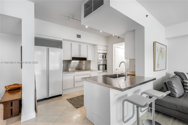 Building Photo - 1000 South Pointe Dr