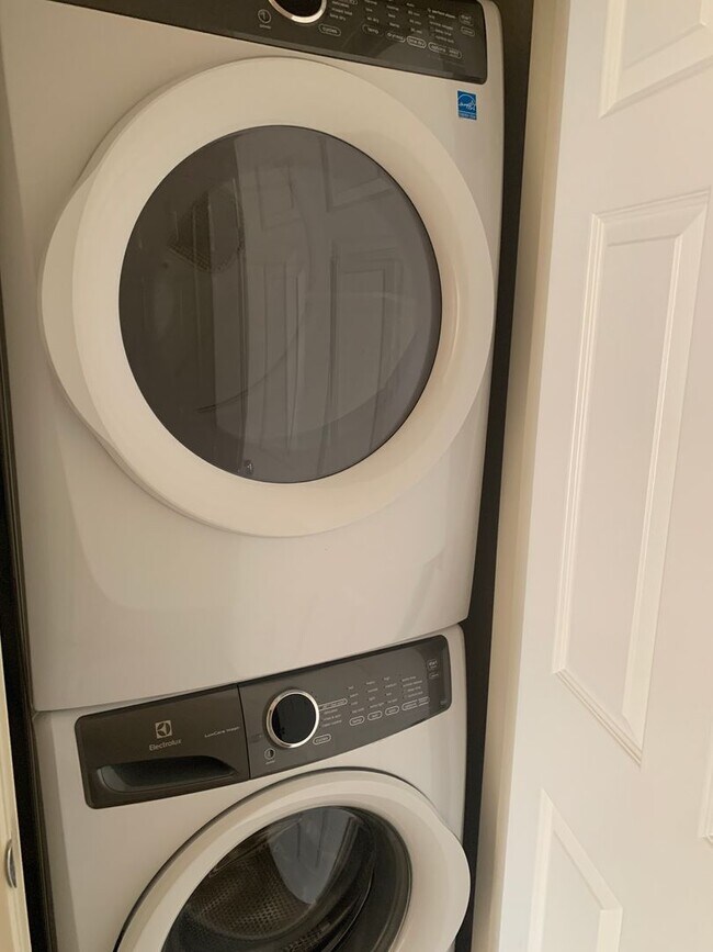 Building Photo - Upgraded Townhome