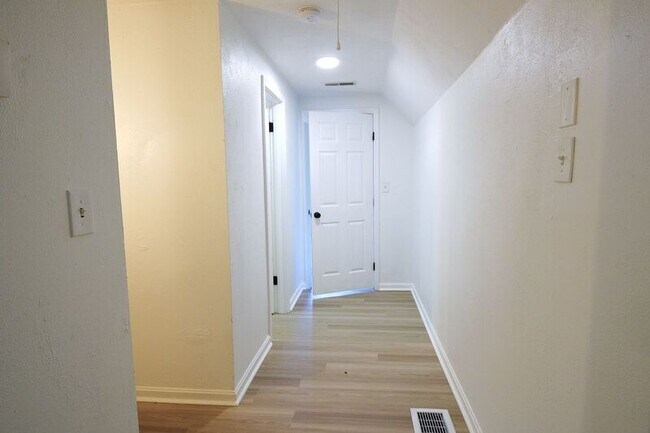 Building Photo - 2819 Broadview Dr NW