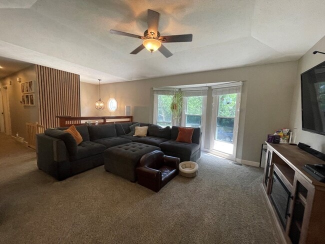 Building Photo - Bellevue Home For Rent!
