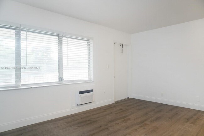 Building Photo - 749 SE 15th St