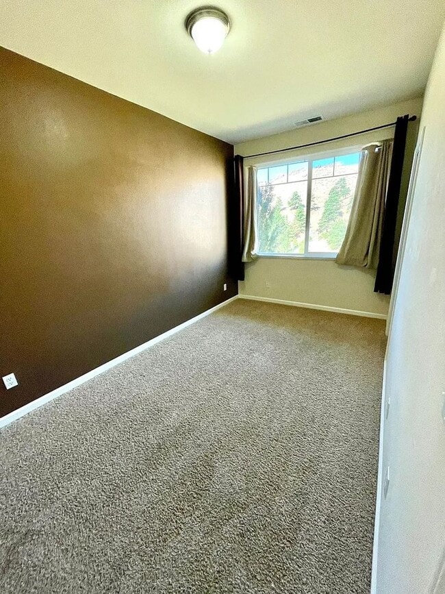 Building Photo - Townhouse For Rent.