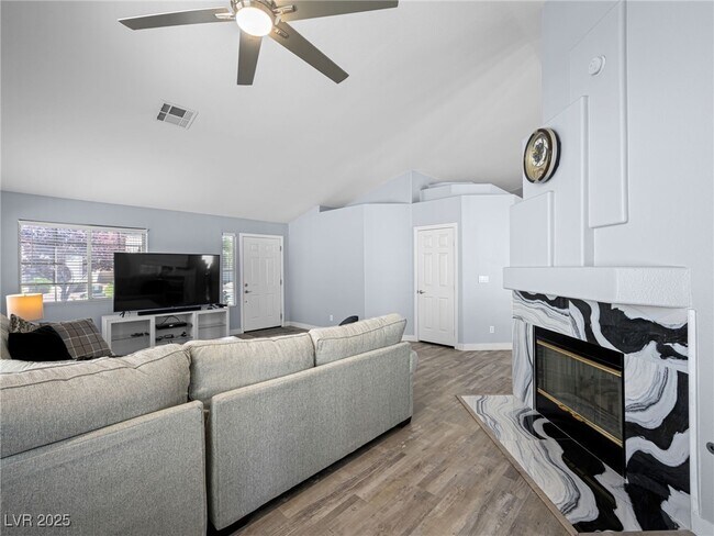 Building Photo - 4749 Califa Dr