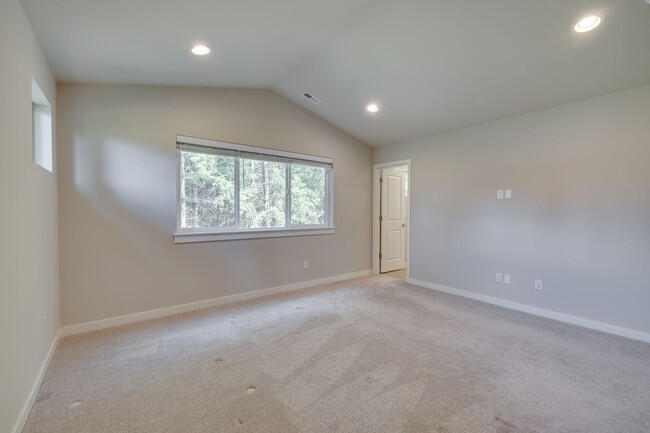 Building Photo - 5 Bed PLUS Bonus Space with hot tub in Mar...