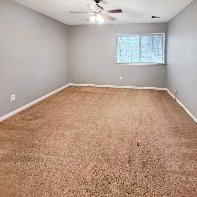 Building Photo - 10244 Prince Pl