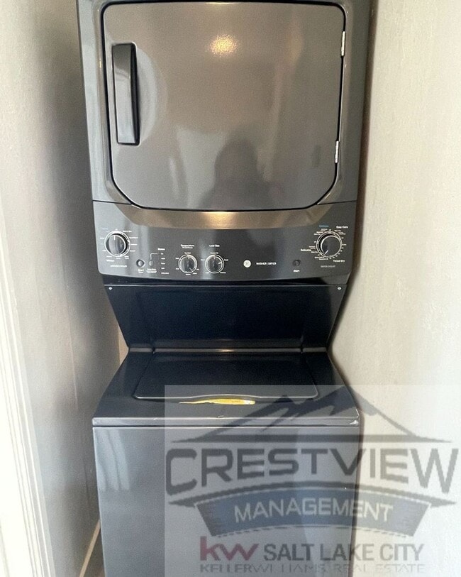 Building Photo - Theall Triplex