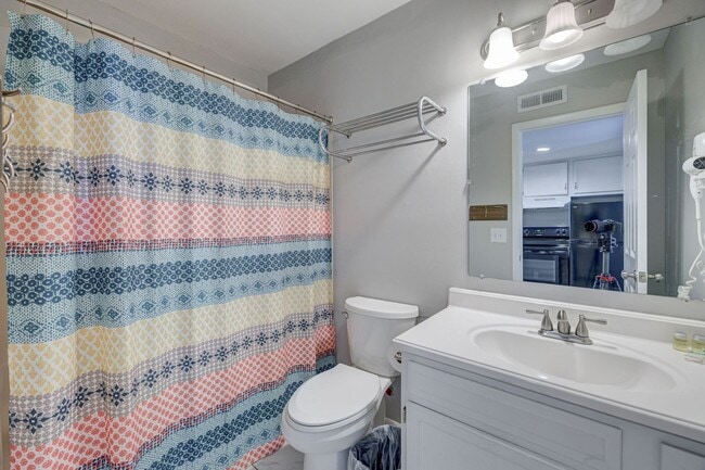 Building Photo - 1 bedroom 1 Bath Beside UNCW