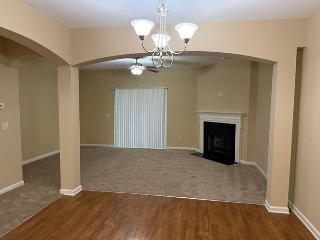 Building Photo - Gorgeous 3br/2.5 bath Townhome