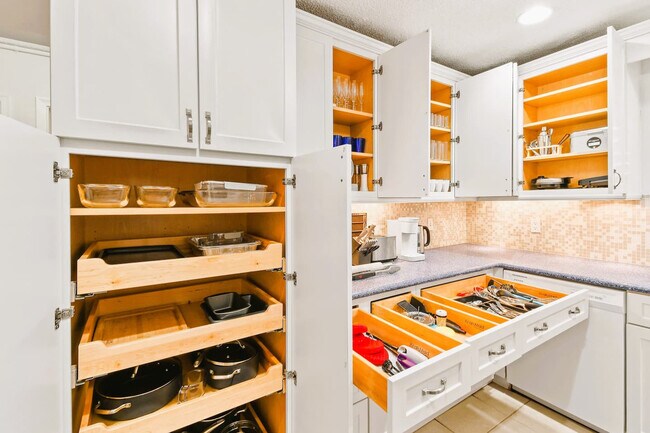 Building Photo - 9126 E Highland Pines Blvd