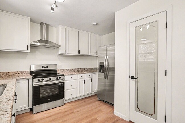 Building Photo - Move In Ready Home with Modern Updates Throughout