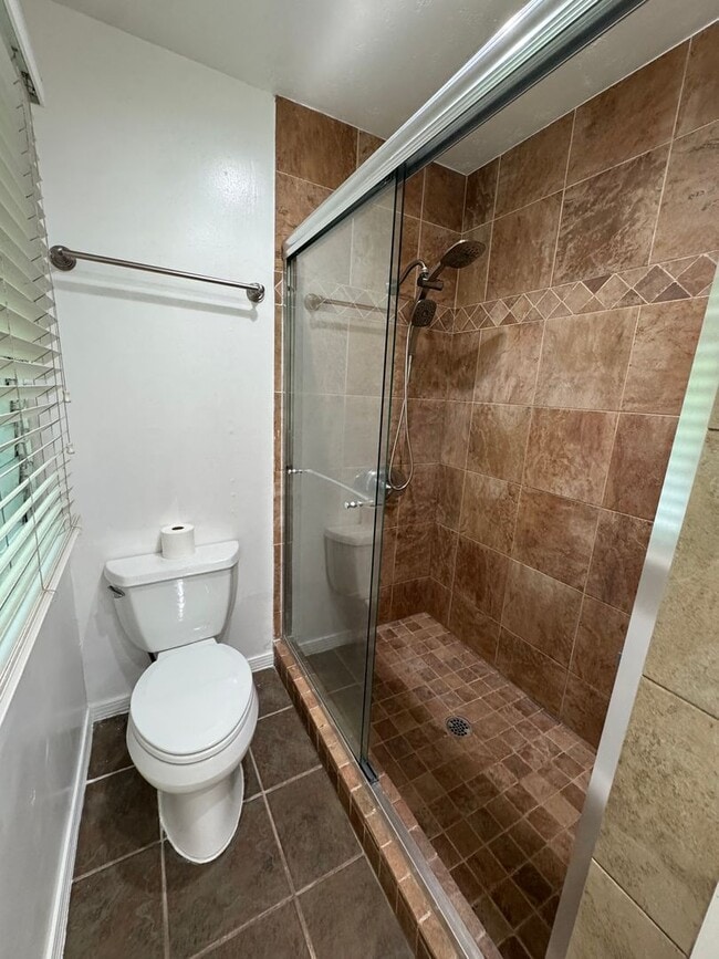 Building Photo - 3 BED, 2 BATH, 2 Parking with AC- Kalani I...