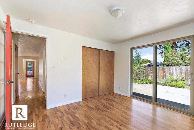 Building Photo - Sunlight & Sunrooms 2 Bedroom -  1 Full Bath - Fireplace