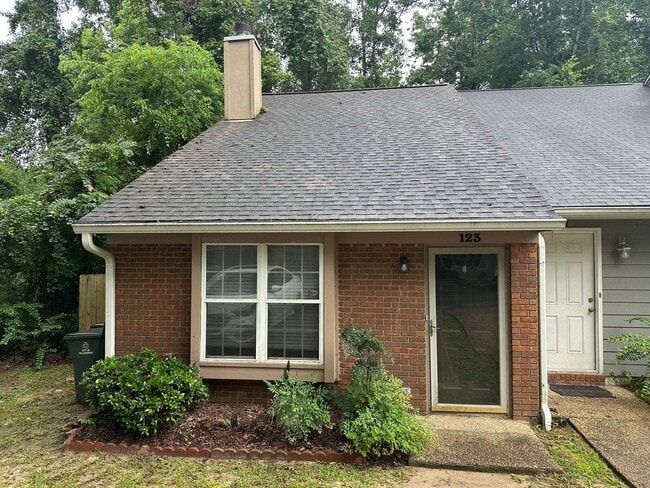 Primary Photo - 2 story unit off E Park Ave avail NOW!