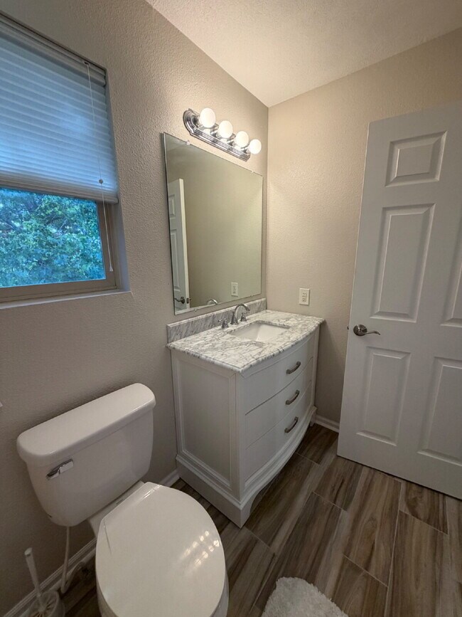 Building Photo - "Charming 4-Bedroom Home with 2.5 Baths on Knox Avenue – A Cozy Retreat in Hollister, MO!"