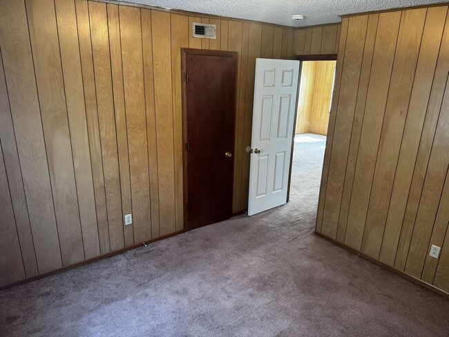 Building Photo - Welcome to Ravenwood Drive!