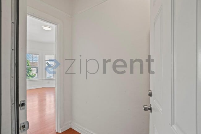 Building Photo - 1532 8th Ave