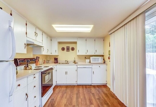 Building Photo - Very Cute 2 Bedroom Duplex In Puyallup