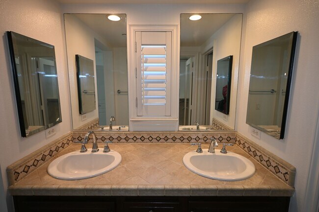 Building Photo - Spectacular Gated 3 Bed + Den, 2.5 Bath Townhouse in Newport Beach.