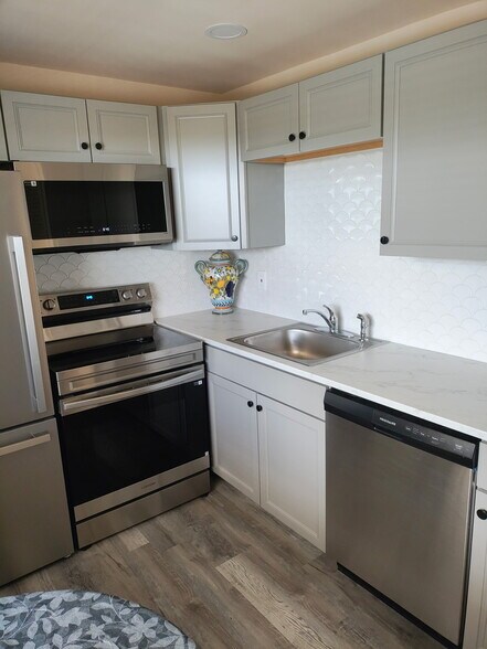 Kitchen - 11620 Park Blvd