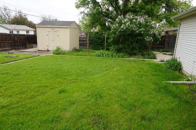 Building Photo - Two Bedroom Duplex in Golden!!