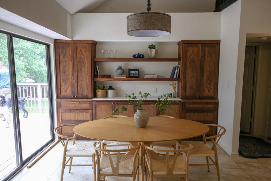 Building Photo - 708 Cowal Dr S