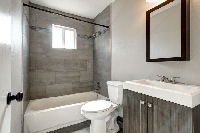 Building Photo - 5 Bed/3 Bath With Pool Backing the 60