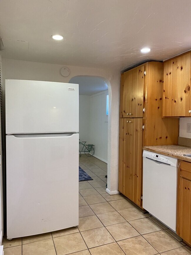 Building Photo - 1127 W Mulberry St