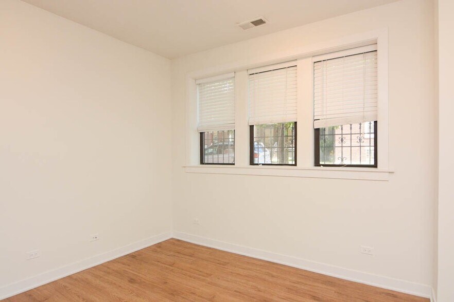 Building Photo - 4633 N Leavitt