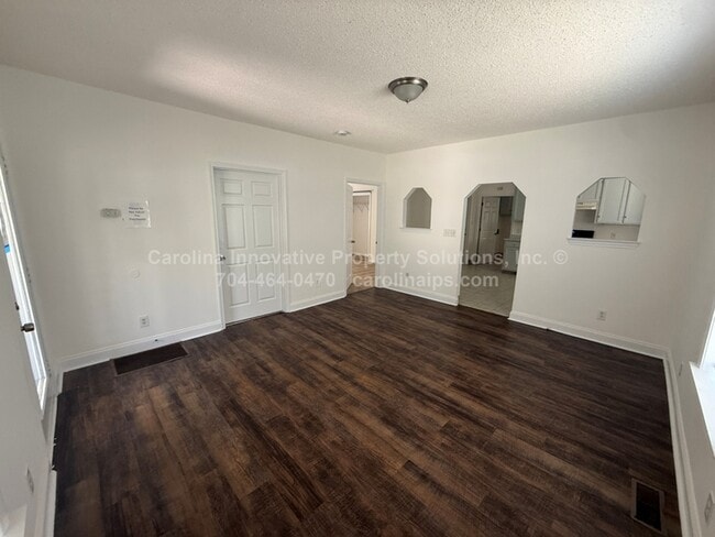 Building Photo - 610 N Pear St