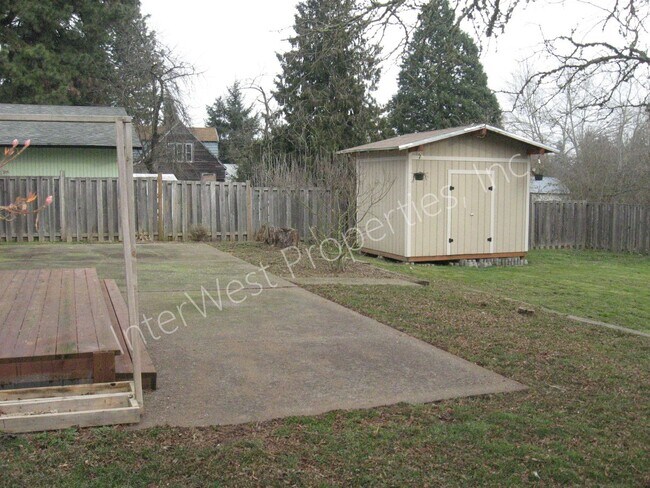 Building Photo - 3 Bed 2 Bath Beaverton Home with big backyard, storage shed, A/C and fireplace!!