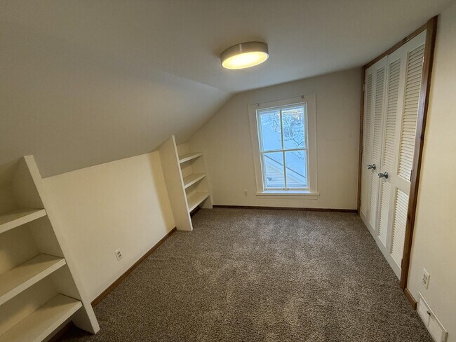 Building Photo - Upper 2BR in Heart of Grandville