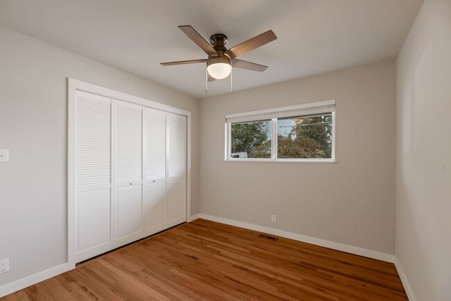 Building Photo - Woodridge Home 4bd 3ba great location!