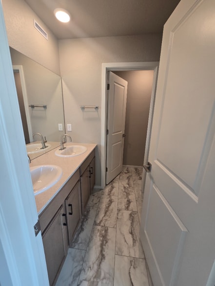 Building Photo - 4828 River Roads Dr