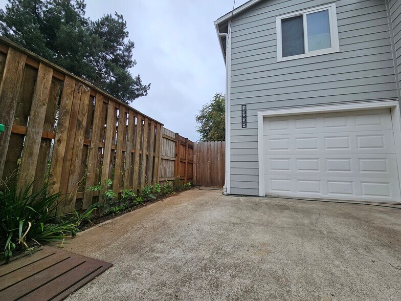Building Photo - 13235 SE Oatfield Rd