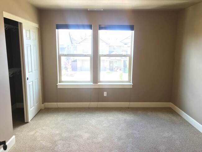 Building Photo - Large 3 Bedroom with Fenced Yard and Community Pool!