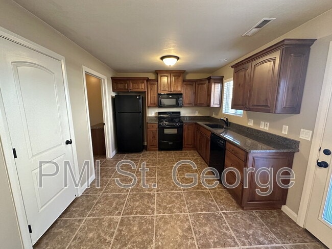 Building Photo - 340 1425 N St