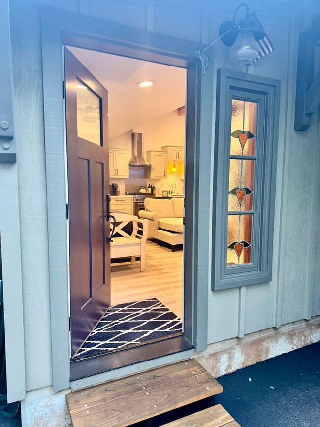 Building Photo - Immaculate Designer Furnished Studio in Co...