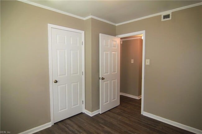 Building Photo - 1744 N Lakeland Dr