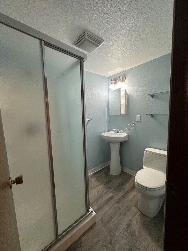 Building Photo - Dont Miss this 3 Bedroom 2 Bath Shadle Rancher