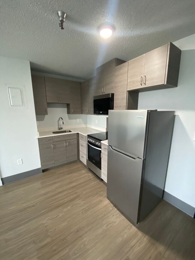 Building Photo - Desired 1 Bed 1 Bath with Great Views in a...