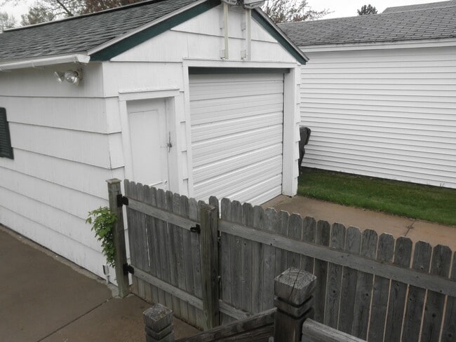 Building Photo - 2 BR Ranch Style Home with Fenced-in Back Yard & 1-Car Detached Garage