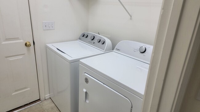 Building Photo - * MOVE IN SPECIAL* 1/2 OFF 1st FULL MONTH'...