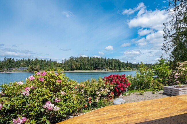 Building Photo - 3-Bed Waterfront Home in Vaughn
