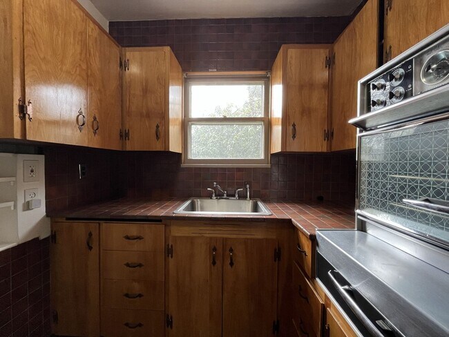 Building Photo - Character-Filled 2-Bedroom Home with Vintage Charm & Bright Living Spaces